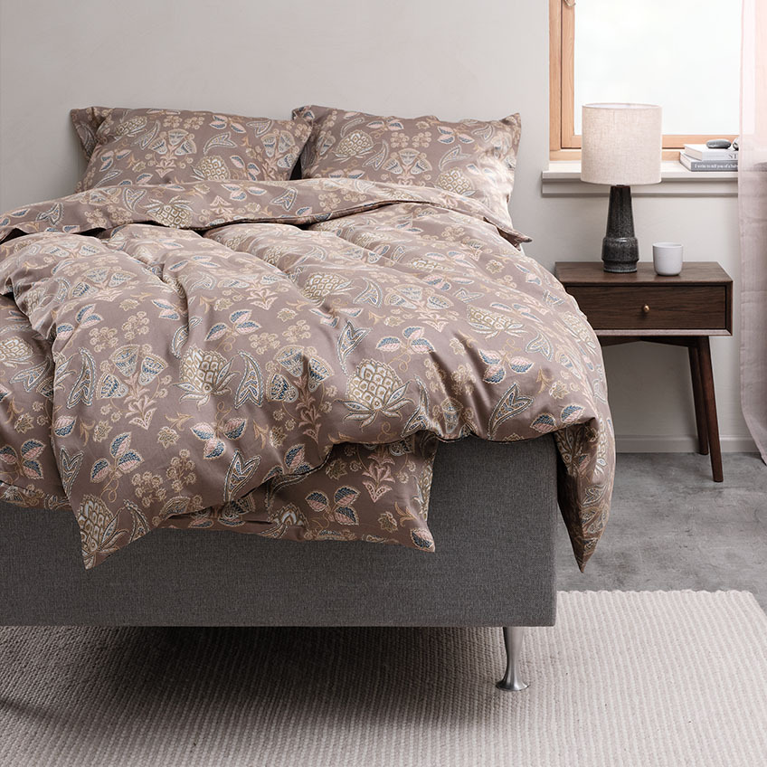Dekbedovertrekset en katoenen beddengoed met paisleymotief op bed in slaapkamer 