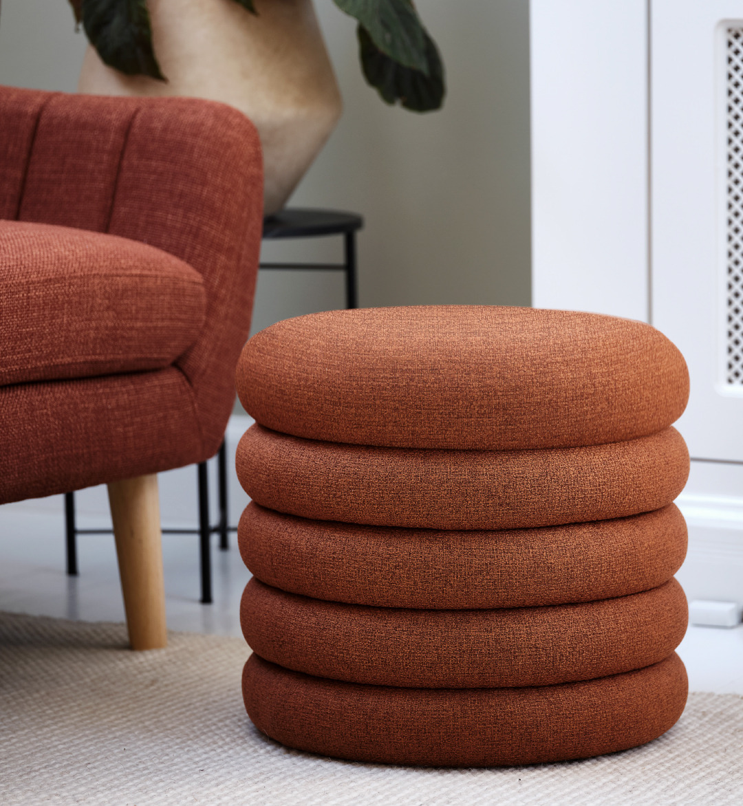 Pouf avec rangement en tissu terracotta dans un salon