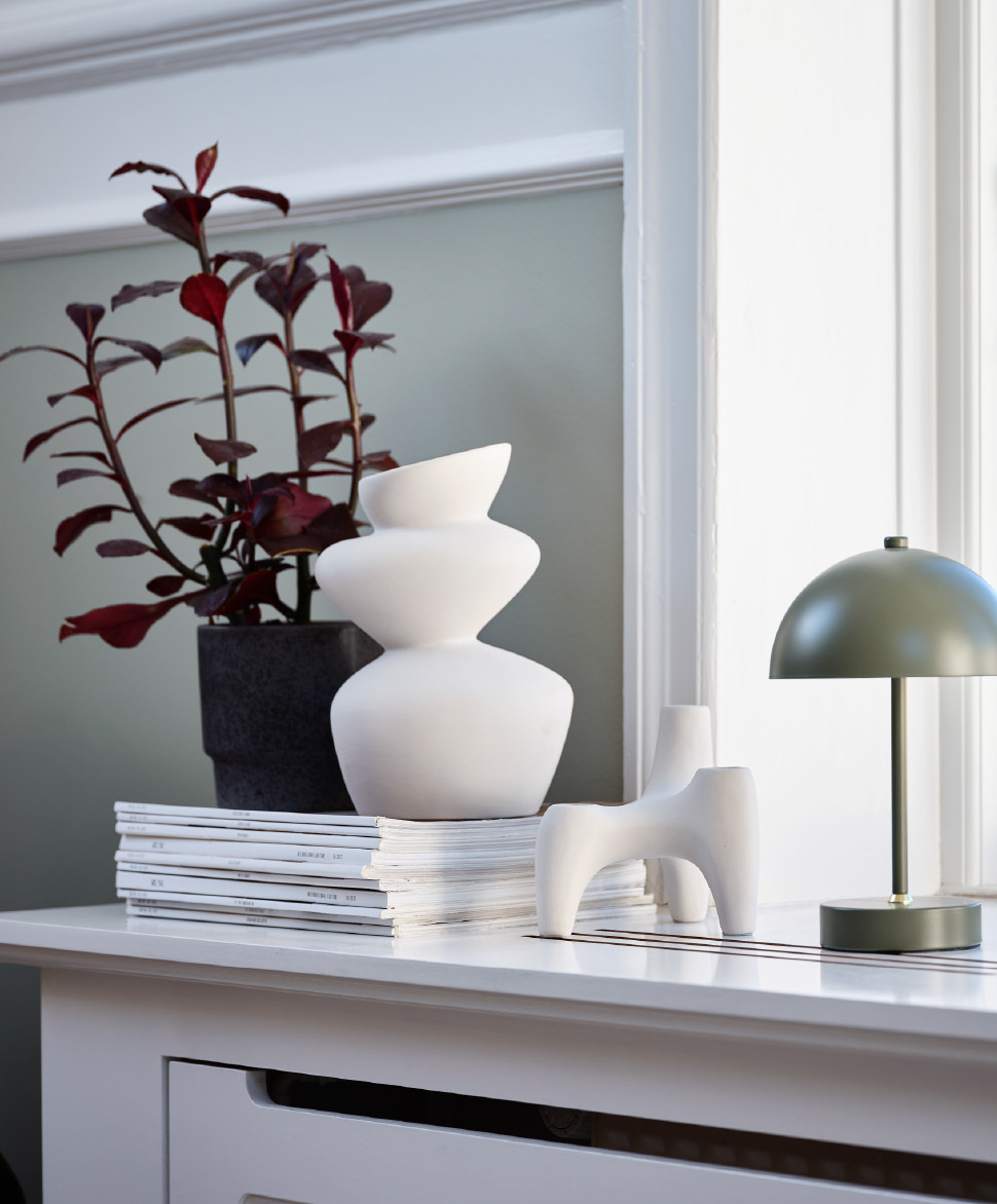 Vase, chandelier et lampe en décoration dans un salon