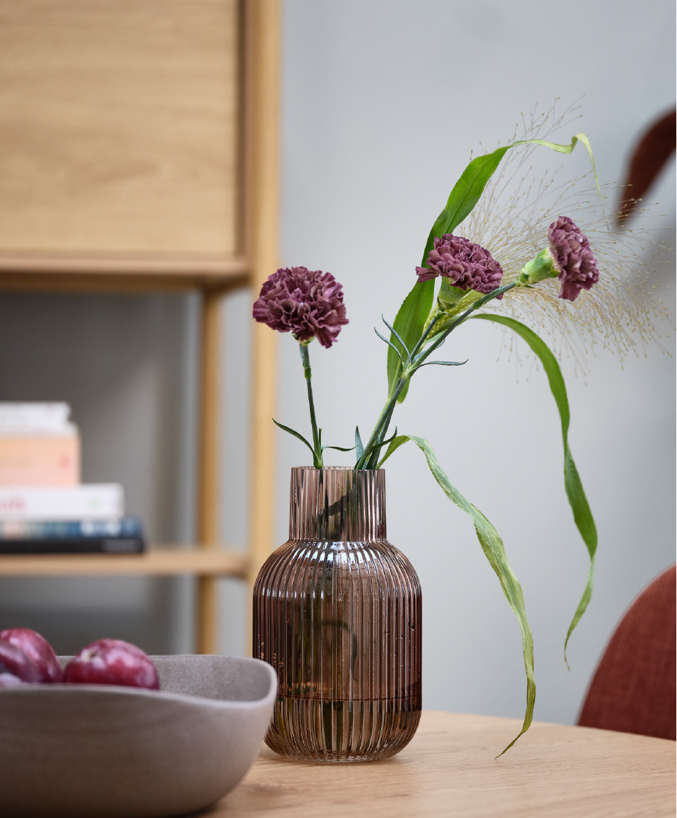 Vase en verre coloré sur table de salle à manger