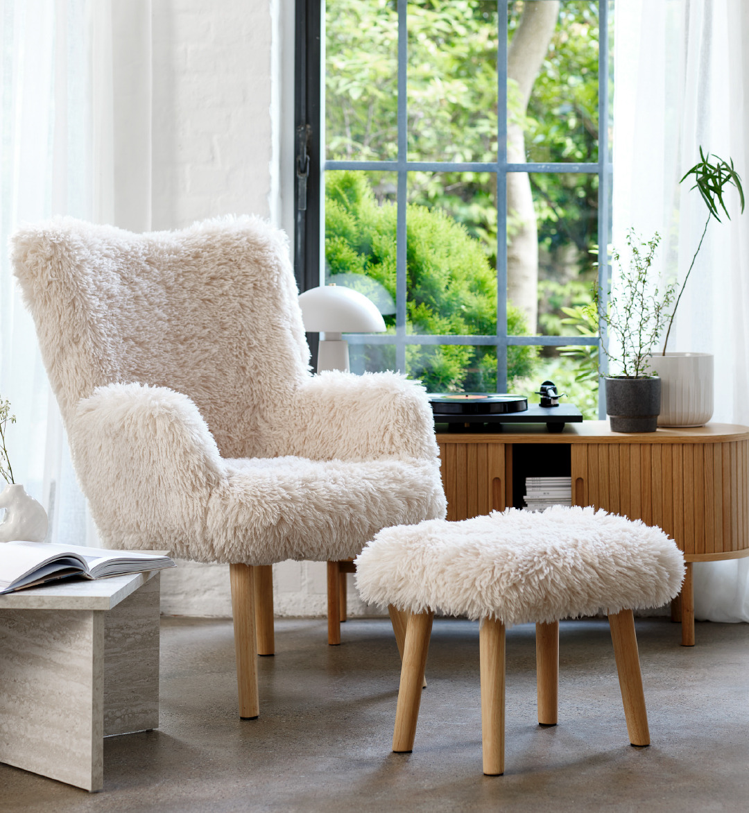 Fauteuil met vooetenbank in beige in teddy stof