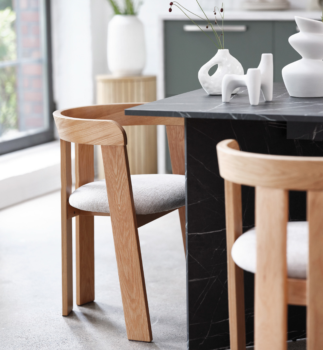 Chaises de salle à manger avec vase décoratif sur table de salle à manger