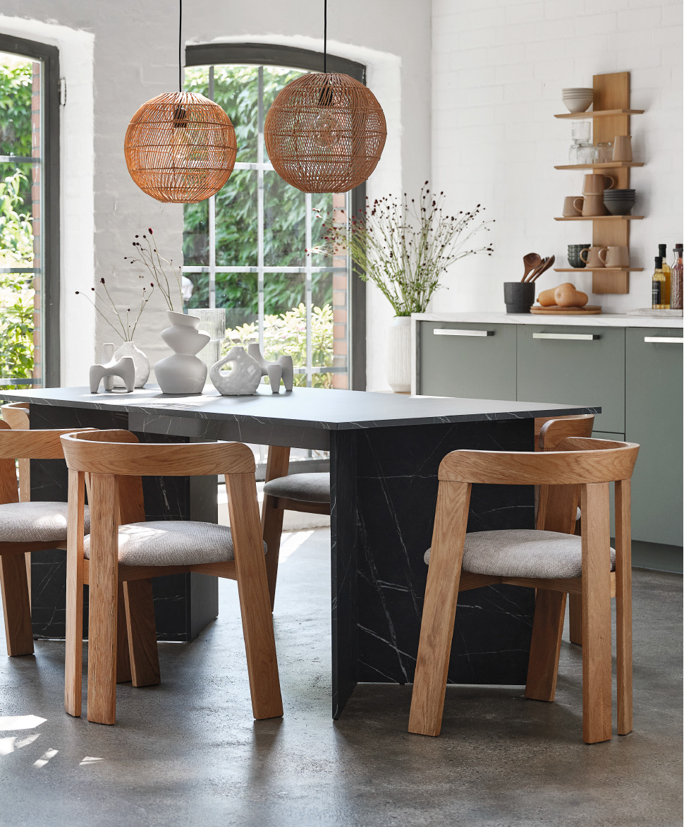 Table et chaises de salle à manger dans une cuisine, avec suspension en rotin et étagère murale