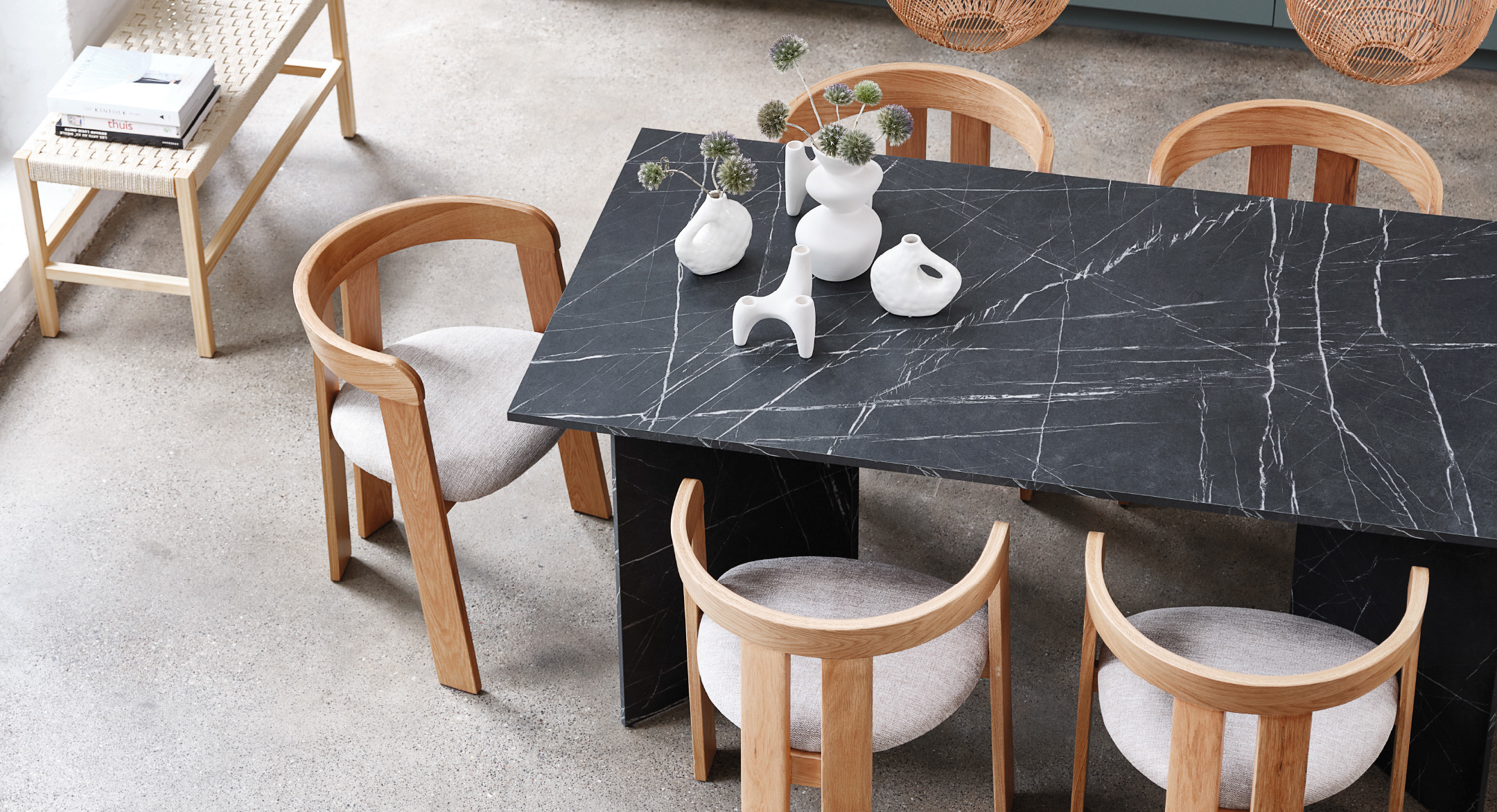 Table et chaises de salle à manger avec banc