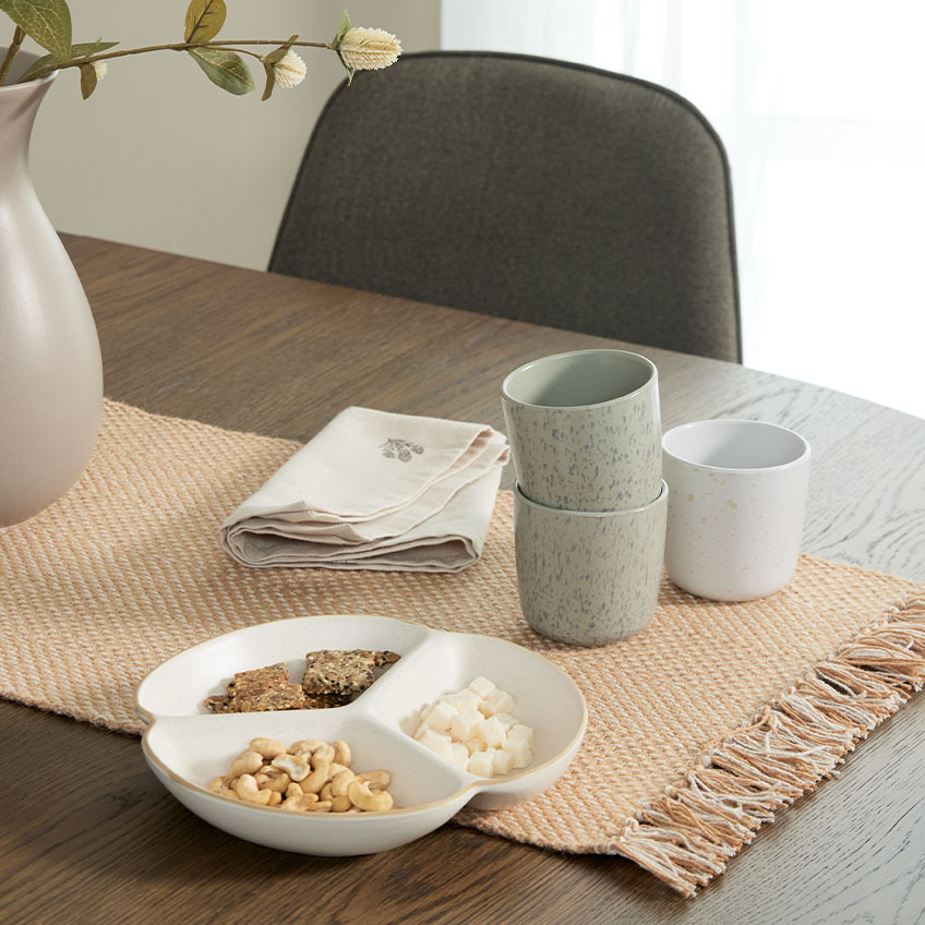 Bol et mugs sur la table à manger 