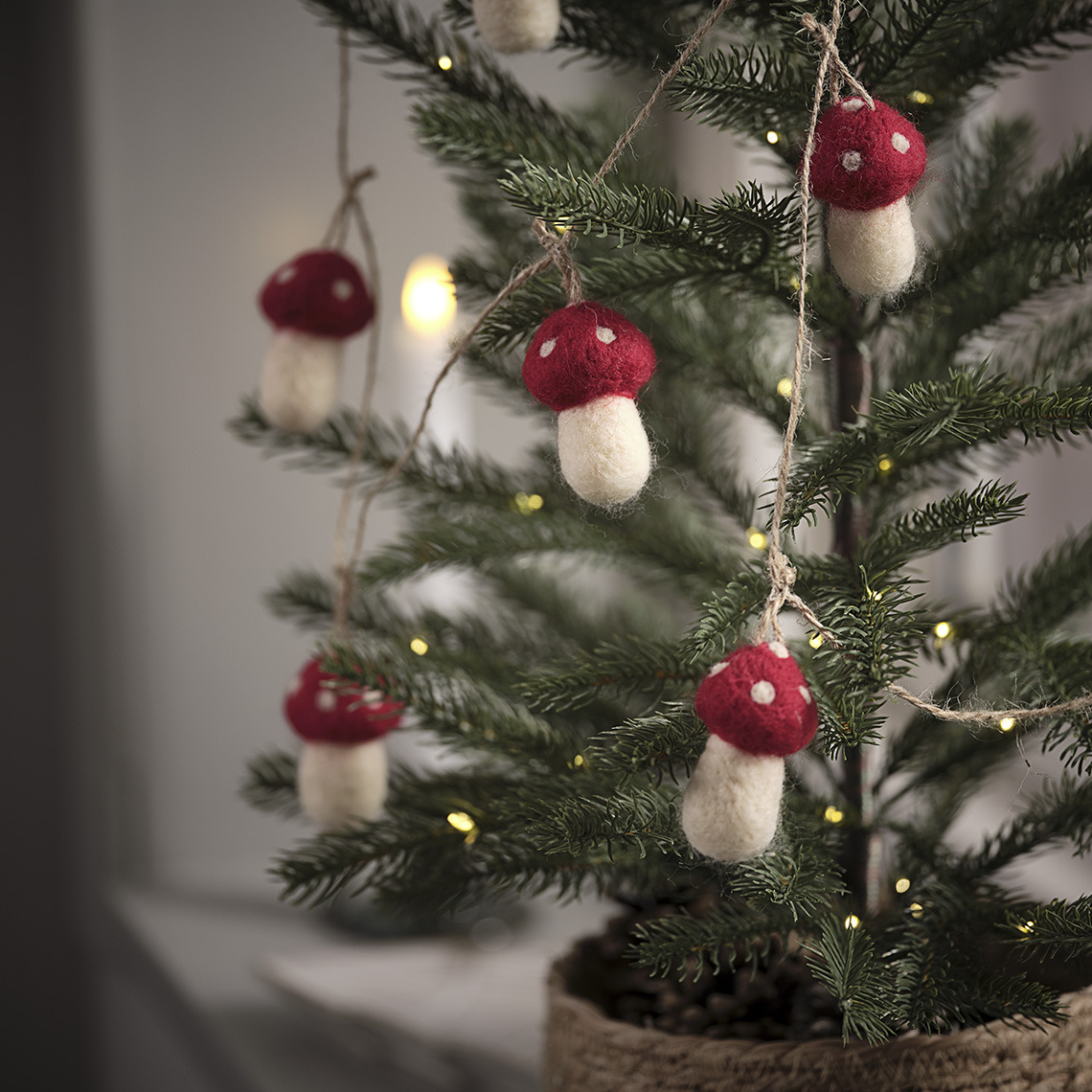Sapin de Noël artificiel FROST avec guirlande de champignons LODUR Sapin de Noël artificiel FROST avec guirlande de champignons