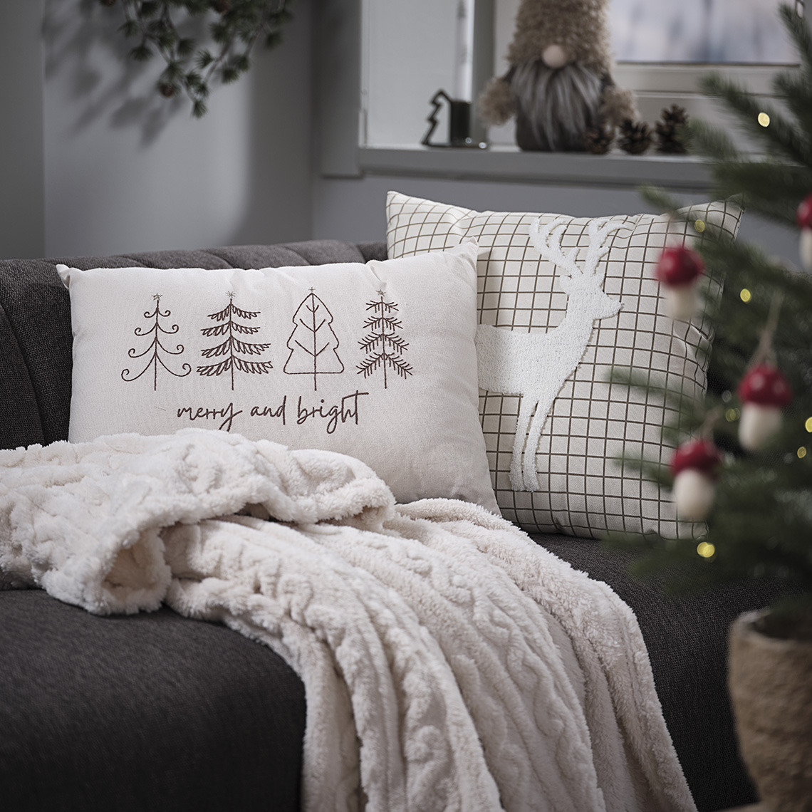 Coussins ELLE et PEIS, plaid SELENIT Canapé avec coussins de Noël et un plaid