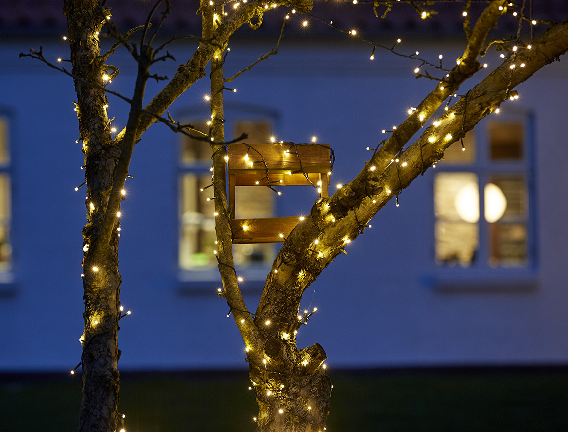 Guirlande de Noël enroulée sur un arbre 