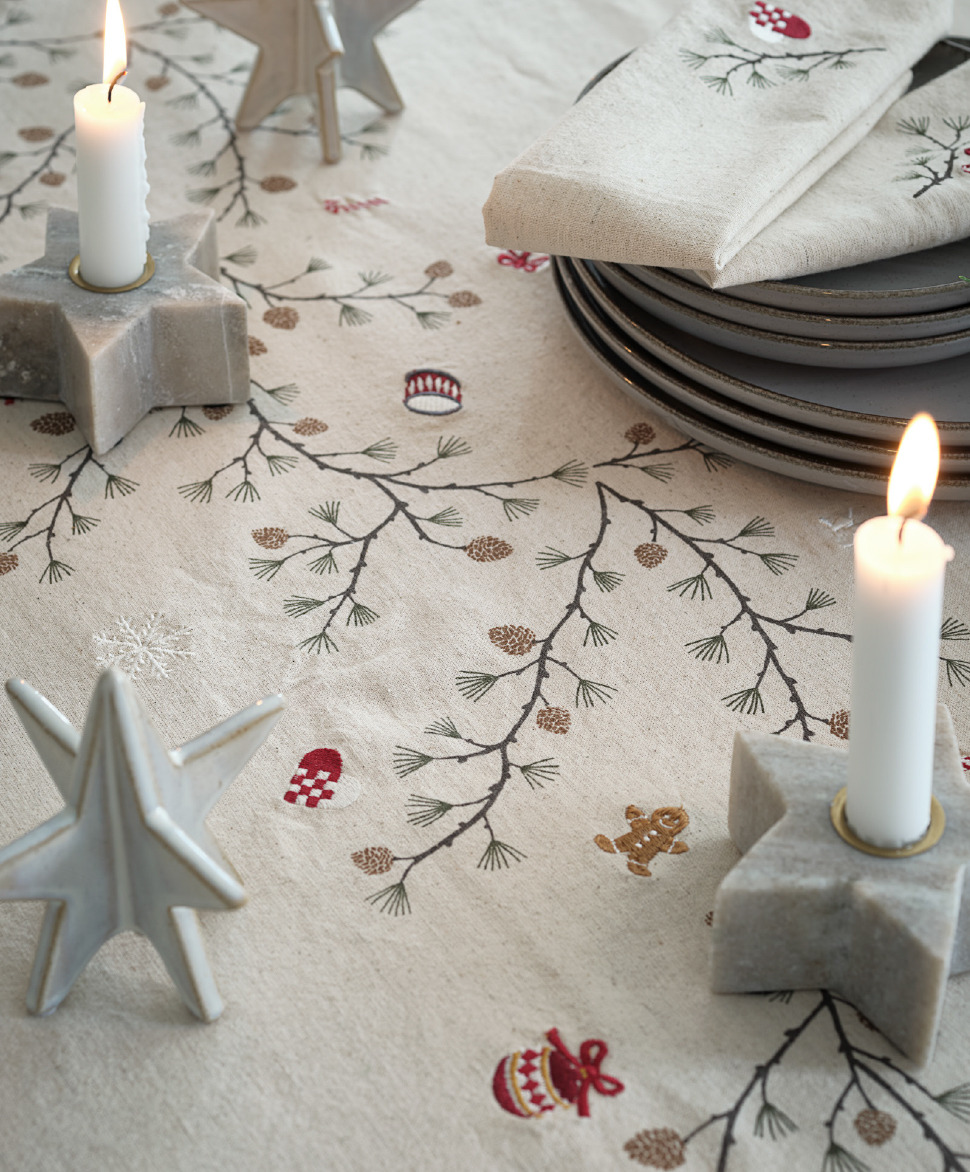 Kerstster decoratie RAV en kandelaar RUTILKVARTS Close-up van decoratie op kersttafel