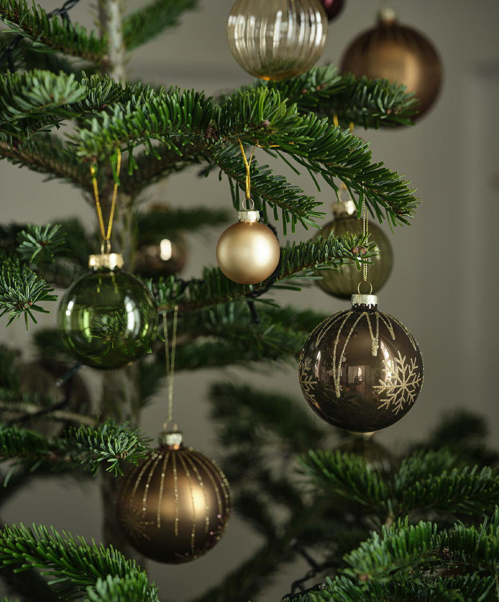 Un arbre de Noël décoré de boules scintillantes