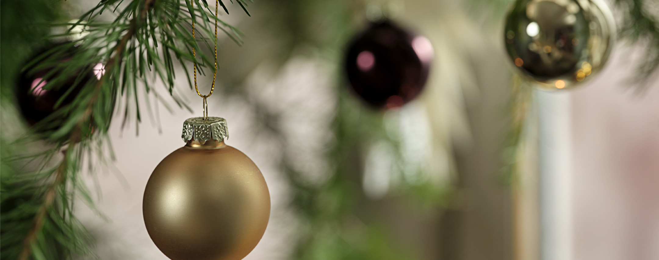 Arbre de Noël avec des boules de Noël