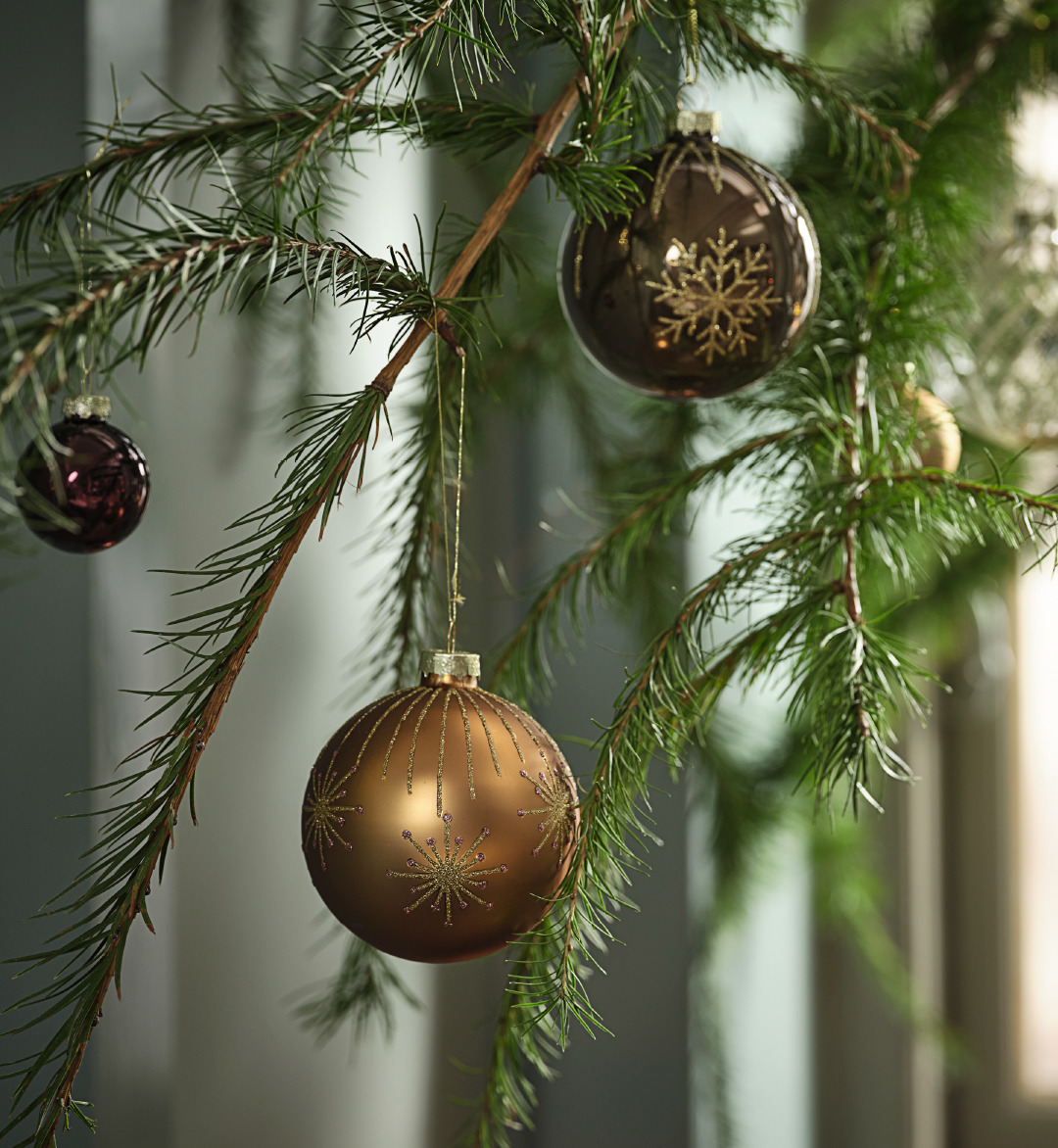 Kerstbal GALDER Close-up van gouden kerstbal in een kerstboom