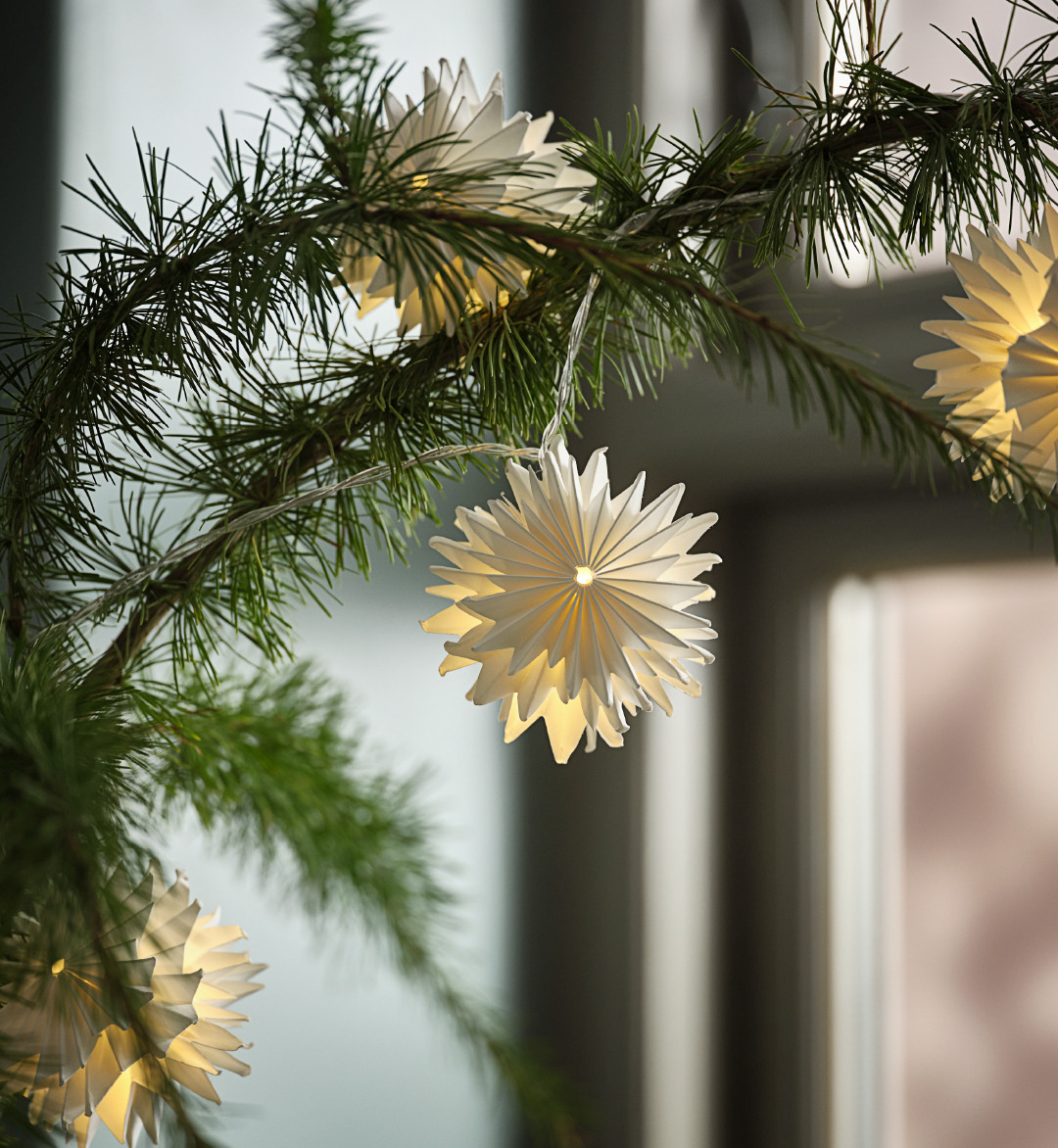 Papieren kerstster SKRYMSLI Close-up van papieren kerstster in een kerstboom