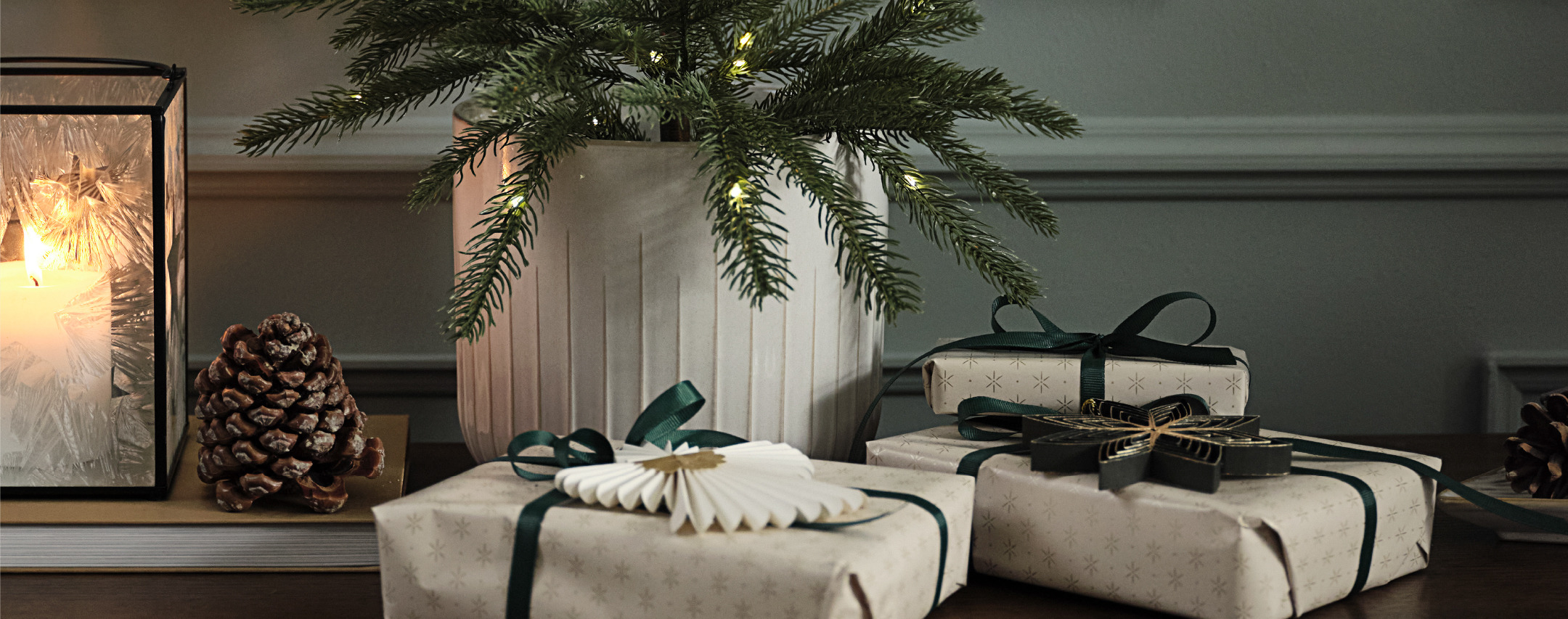 Cadeaux de Noël sur un buffet avec un arbre artificiel Cadeaux de Noël sur un buffet avec un sapin artificiel