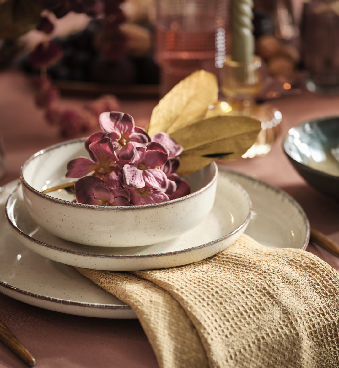 Une table dressée avec des bols et des assiettes