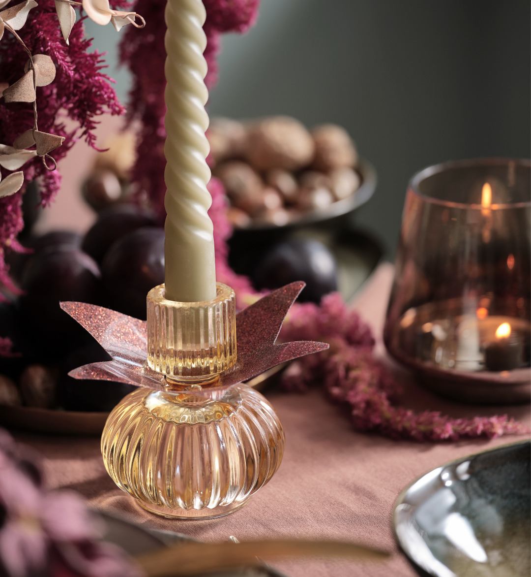 Chandelier en verre avec une bougie torsadée