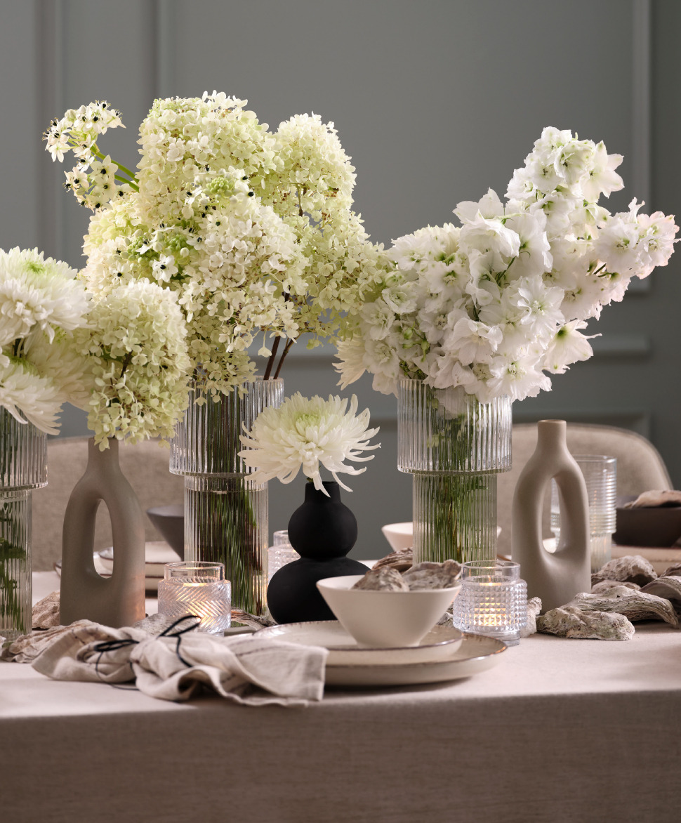 Gardez un aspect plus propre lorsque vous vous en tenez aux couleurs de la même palette Des compositions florales de différentes hauteurs peuvent créer une table excitante