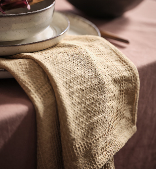 Une serviette en tissu jaune ajoute de la couleur à la table