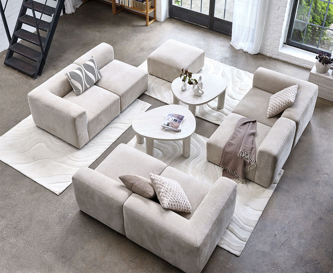 Canapé modulable beige dans un grand salon