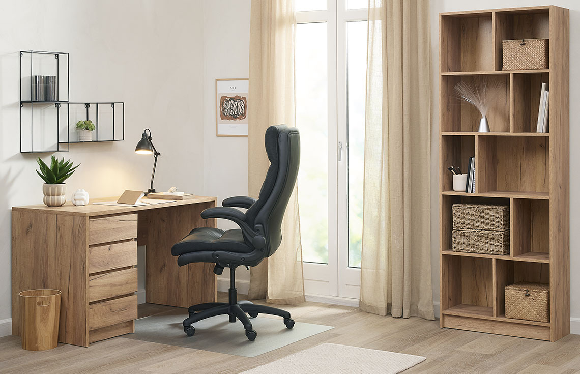 LIMFJORDEN bureau, KASTBJERG bureaustoel en MOSBJERG boekenkast Kantoor aan huis met bureau, comfortabele bureaustoel en boekenkast