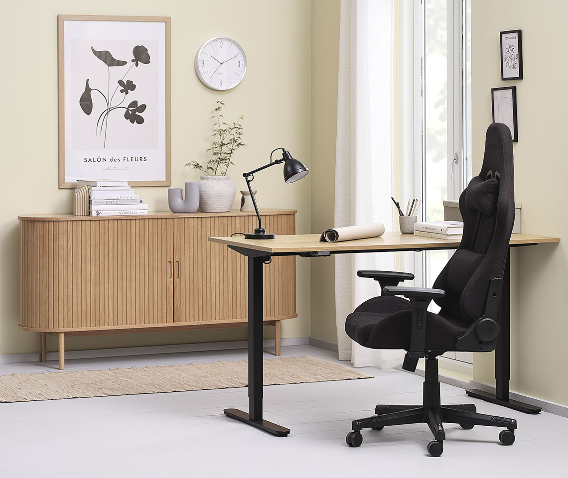 Thuiskantoor met SVANEKE staand bureau, NIBE gamestoel en LYNGVIG dressoir Gezellige kantoorinrichting met staand bureau, gamestoel en dressoir