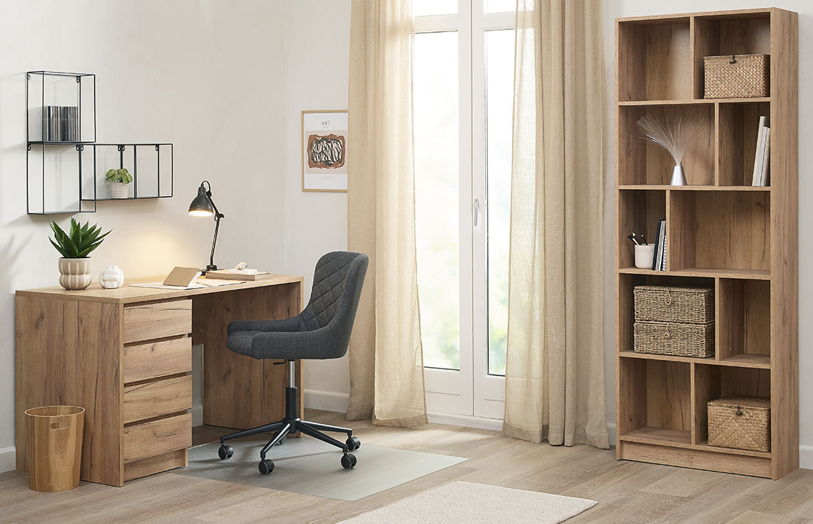 LIMFJORDEN bureau, PEBRINGE bureaustoel en MOSBJERG boekenkast Thuiskantoor met bureau, elegante bureaustoel en boekenkast