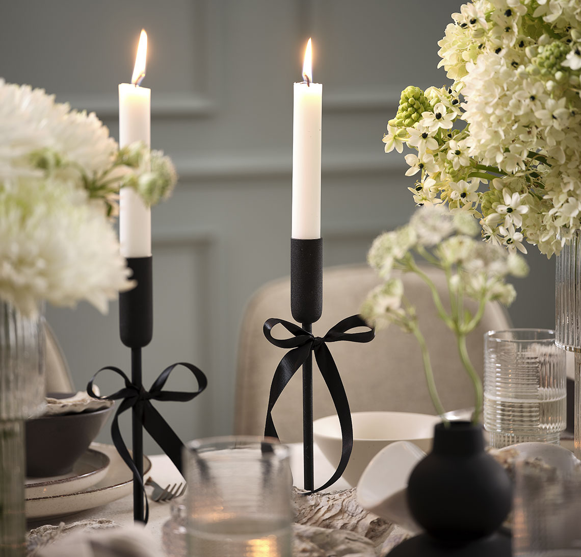 Chandeliers et bougies sur une table de réveillon du Nouvel An