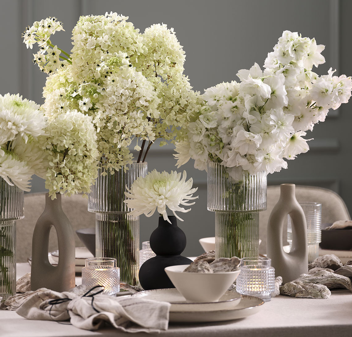 Vase noir et vases en verre sur une table de réveillon du Nouvel An