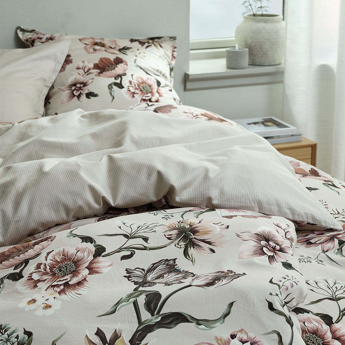 Parure de lit beige clair en coton avec un design floral