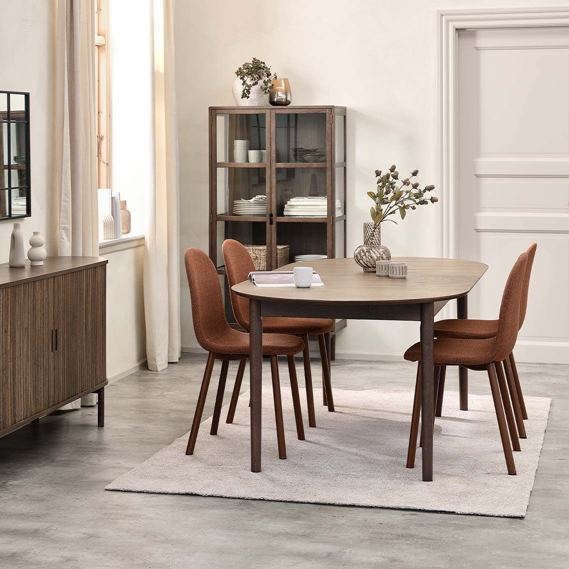 Chaises de salle à manger, table de salle à manger et vitrine dans différentes nuances de brun