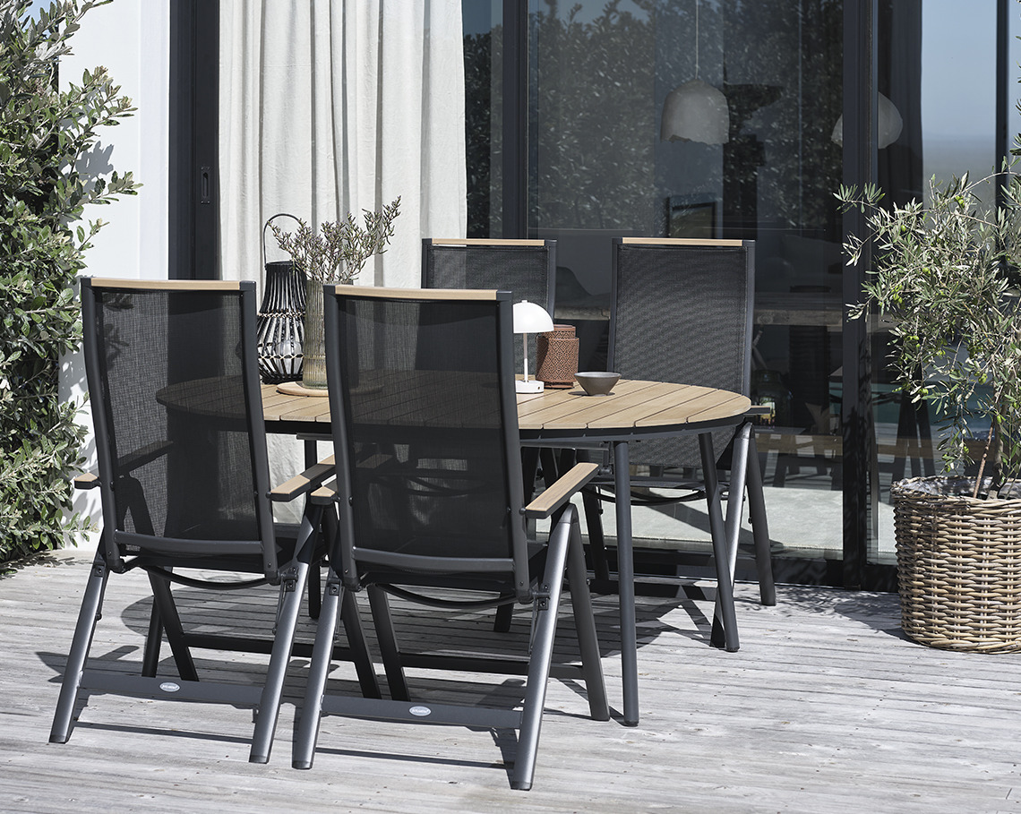 Ovale tuintafel met tuinstoelen op terras