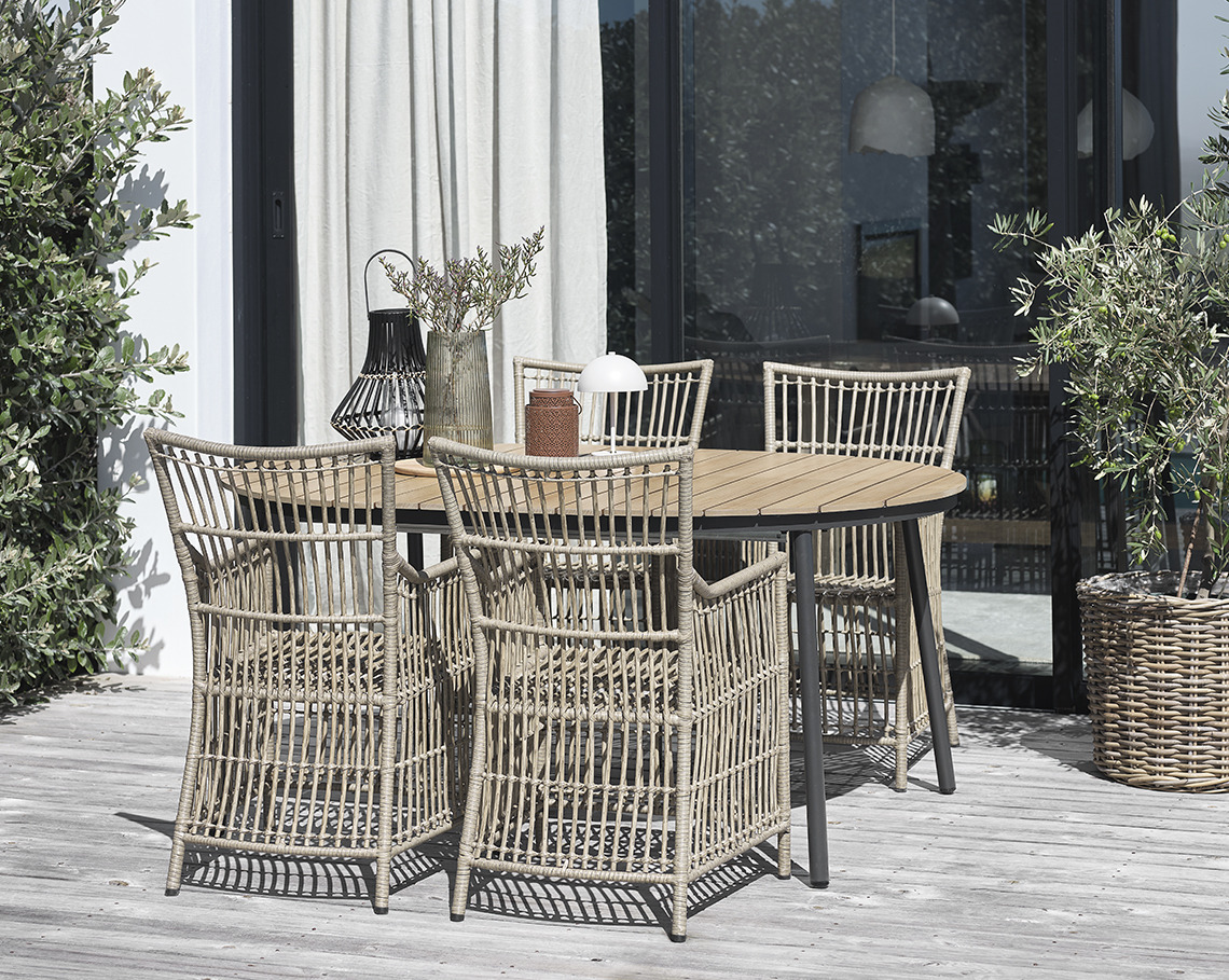 Ovale tuintafel met vier tuinstoelen op terras