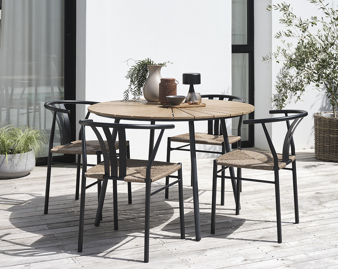 Ronde tuintafel met vier tuinstoelen op terras