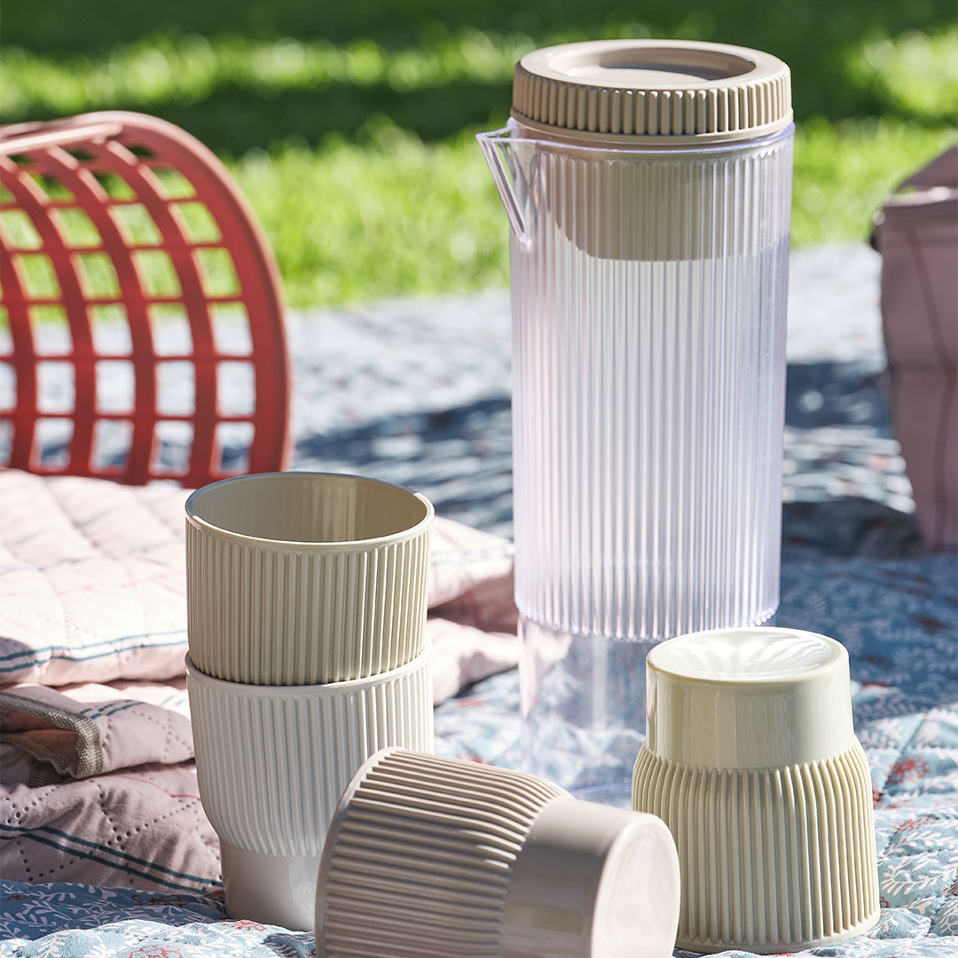 TJIM picknickkan met vier bijpassende bekers Picknickbenodigdheden zoals een kan met vier bijpassende bekers op een picknickkleed
