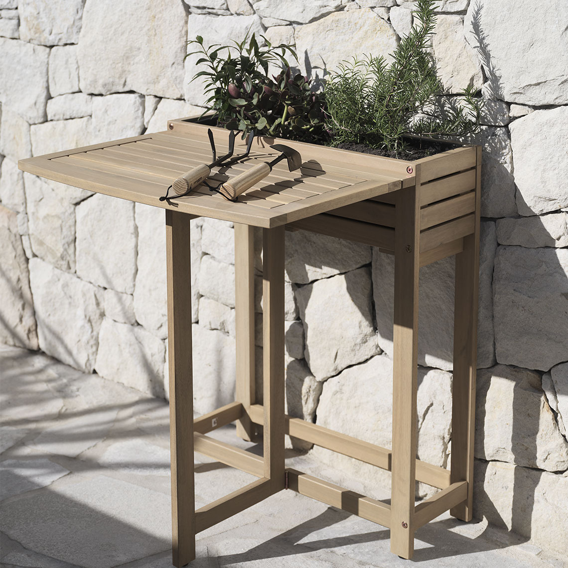 Klaptafel van hardhout met een ingebouwde plantenbak op een terras