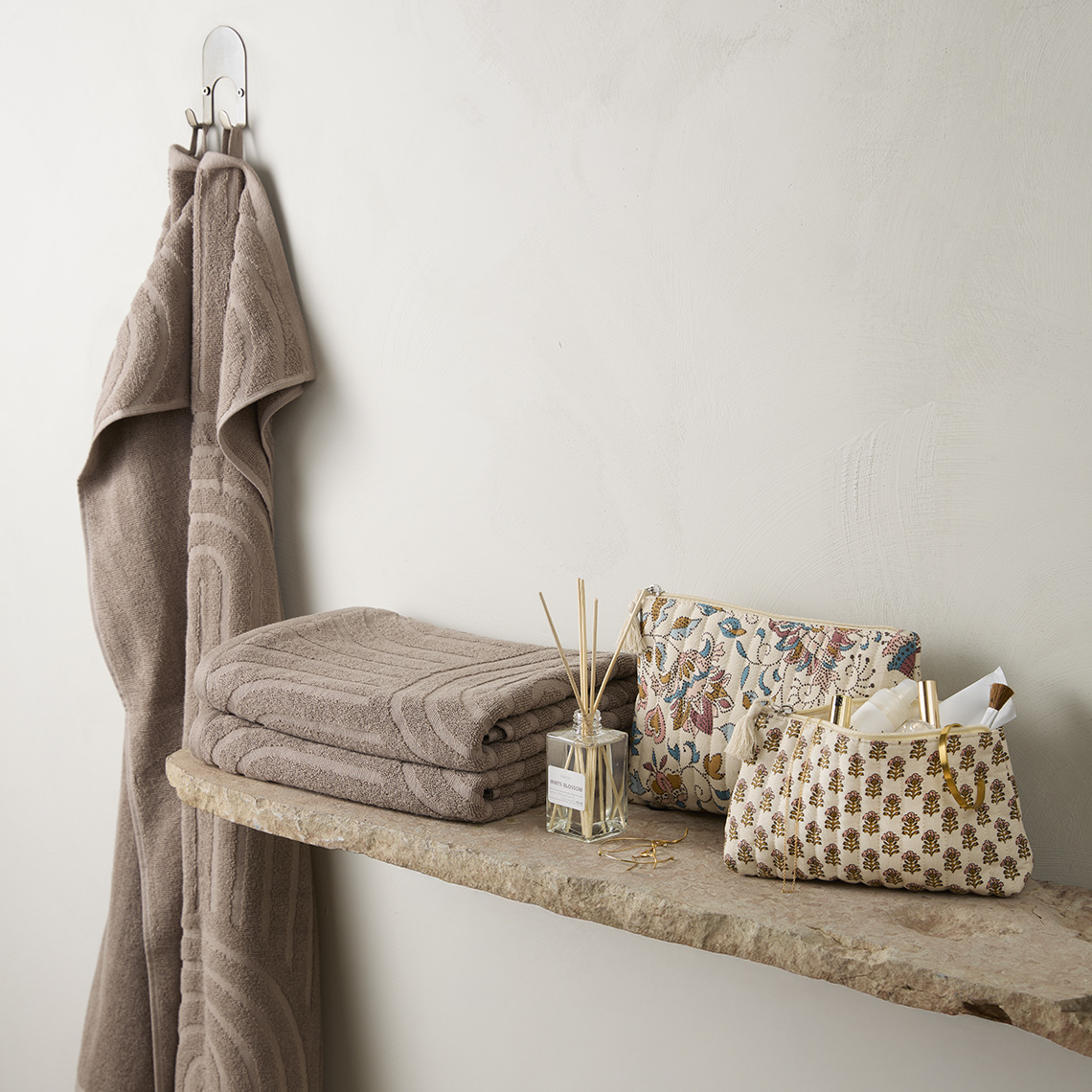 IDALA handdoeken en SVALSTA toilettassen en cosmeticatassen Handdoeken en toilettassen op een plank