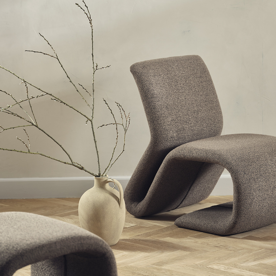 Vase beige et chaise lounge