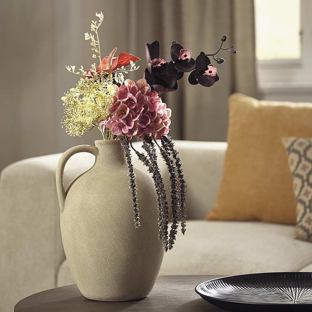 Vase avec fleurs artificielles dans le salon