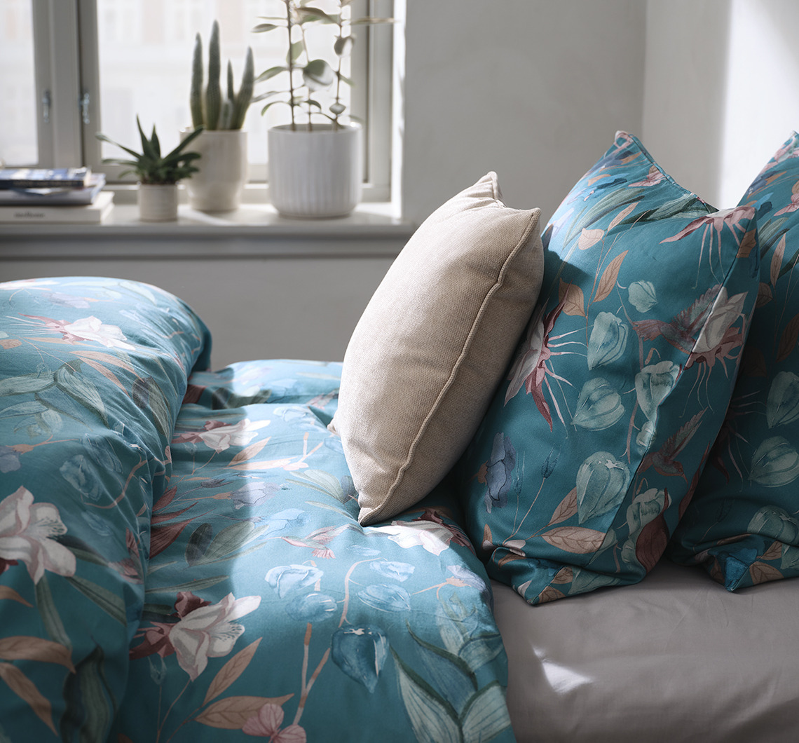 Combineer BERTHA met contrasterende monochrome items voor een dynamische look Slaapkamer met gebloemd beddengoed en extra kussen in contrasterende kleur