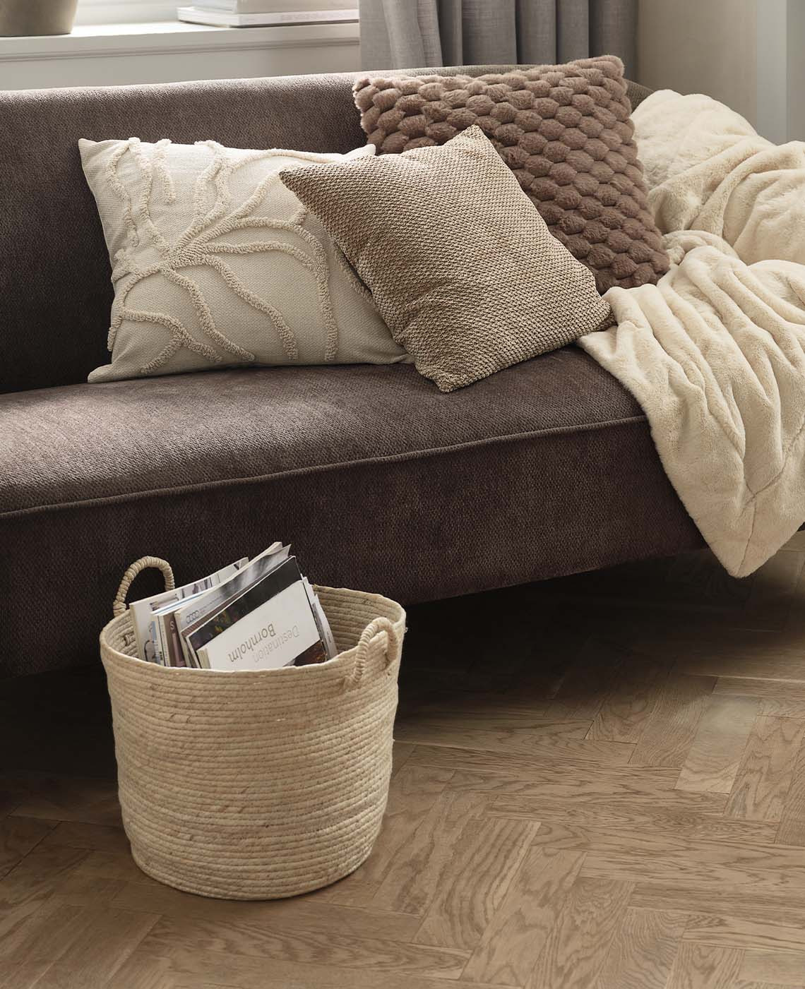 Un panier tressé artisanalement avec des feuilles de maïs dans une couleur beige naturelle.