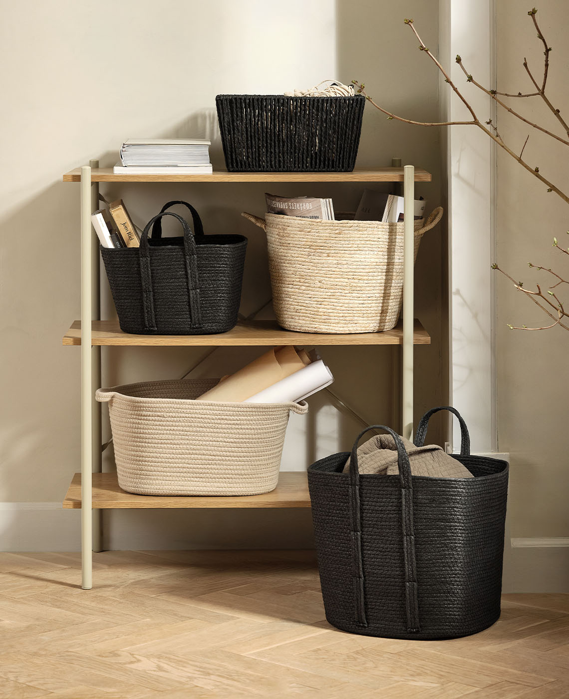 paniers tressés et paniers de rangement dans des couleurs vives beige et noir 