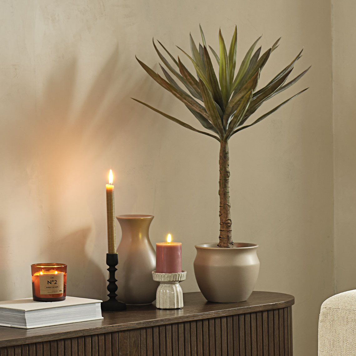 Faux plante, pot de fleurs et grand vase sur le buffet