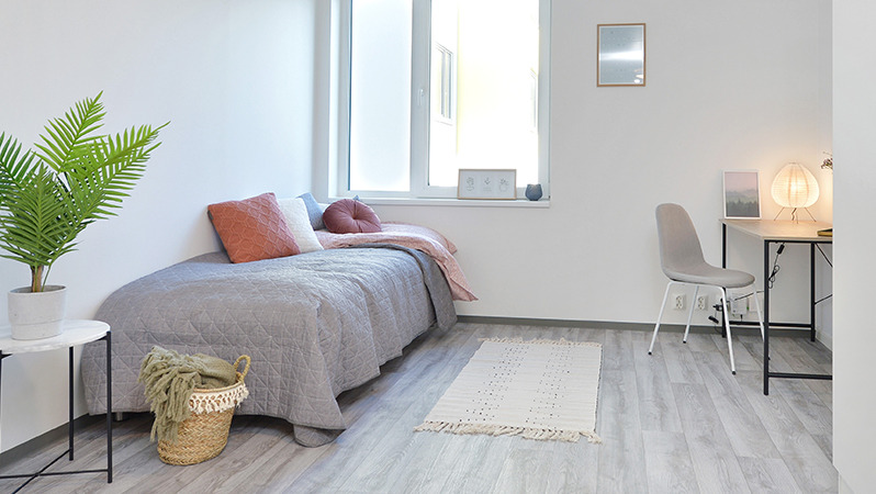 Un logement étudiant meublé avec des meubles et décorations JYSK
