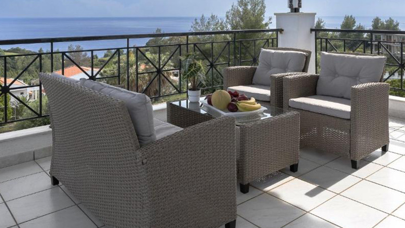 Une terrasse extérieure avec du mobilier lounge JYSK, donnant sur une magnifique vue sur l’océan