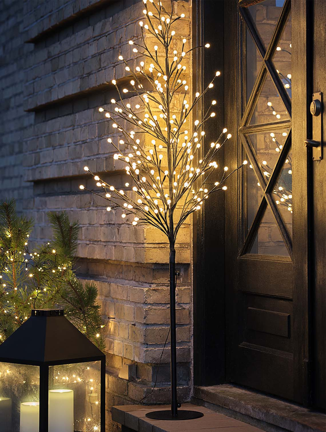 Lichtboom verlicht de voordeur van een huis tijdens de nacht