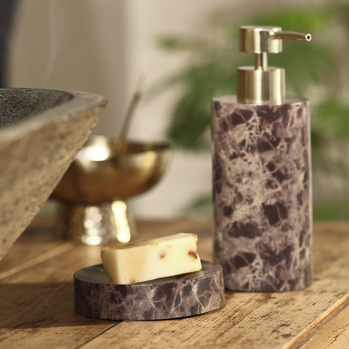 MAKARYD zeepdispenser en sierschaaltje Badkameraccessoires in marmerlook.