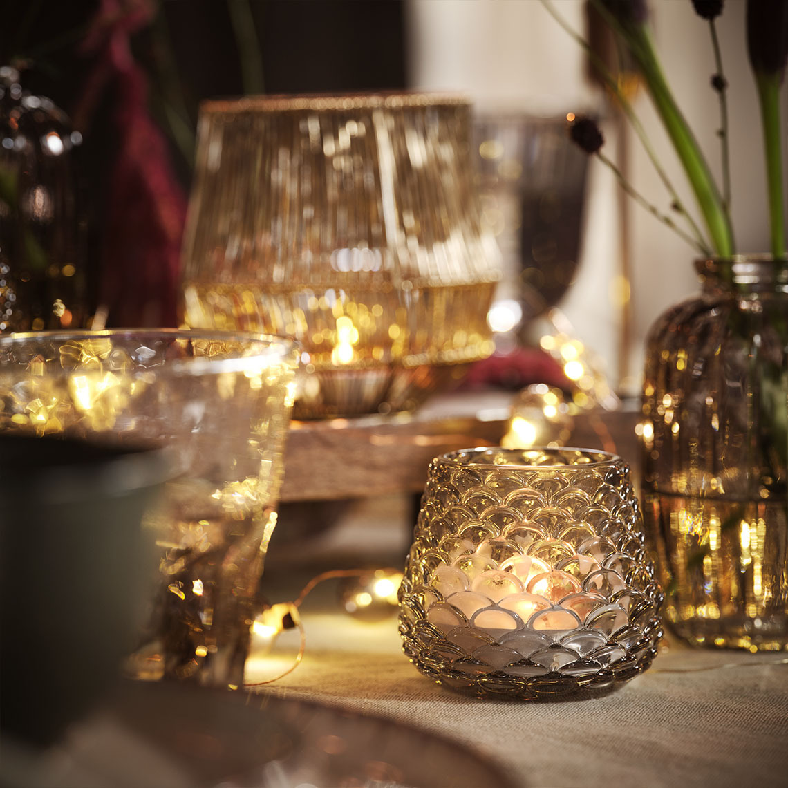 BIFROST theelichthouder Eettafel verlicht door kaarsen en theelichtjes in theelichthouders en slingerverlichting