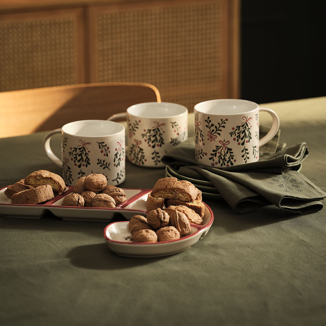 PYNT kerstmok, FREKI kom en servet Kerstmokken, kom en kerstlinnen servetten op een tafel