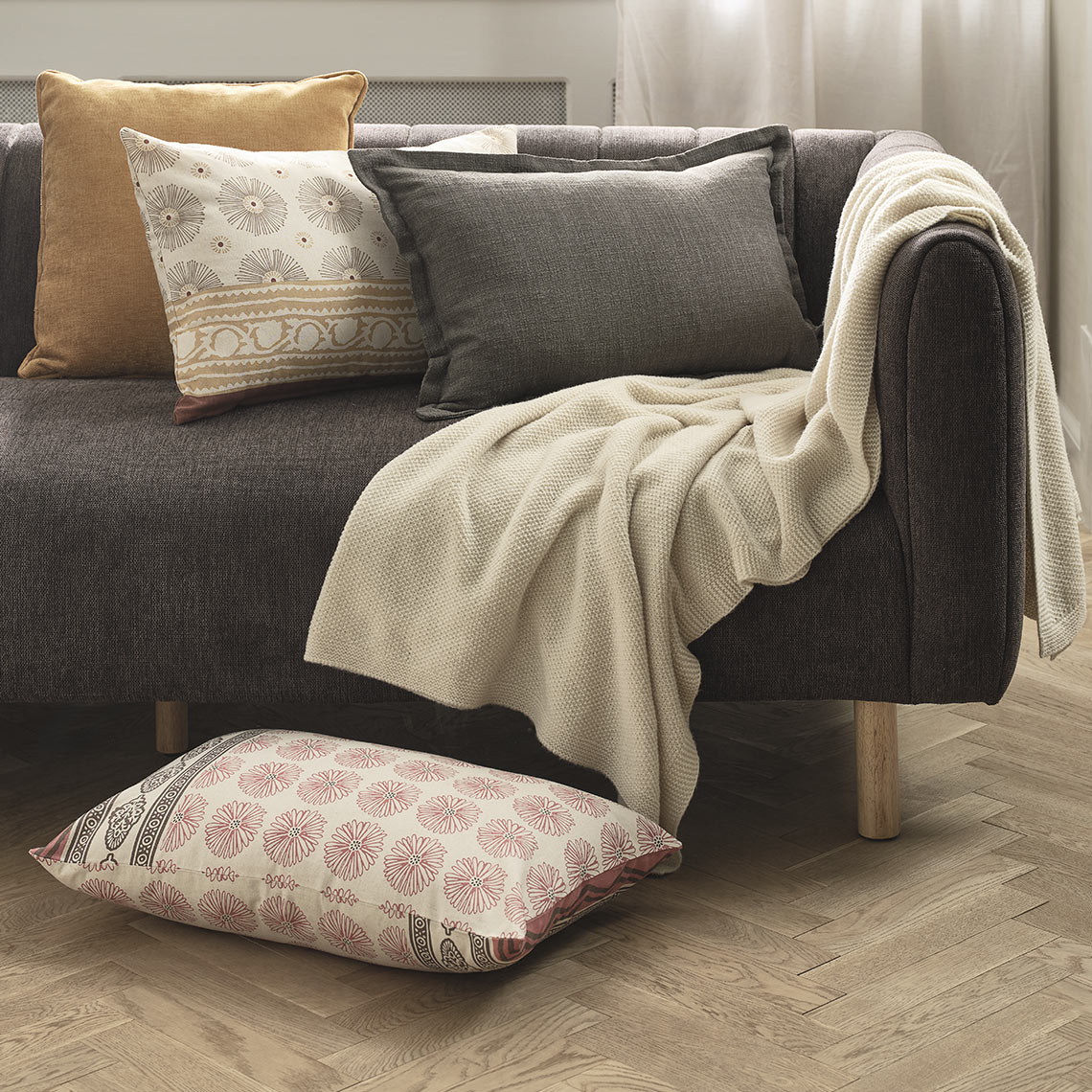 KATTEFOT-kussens met patroon en HUMLE-plaid Kussens en plaid op de bank