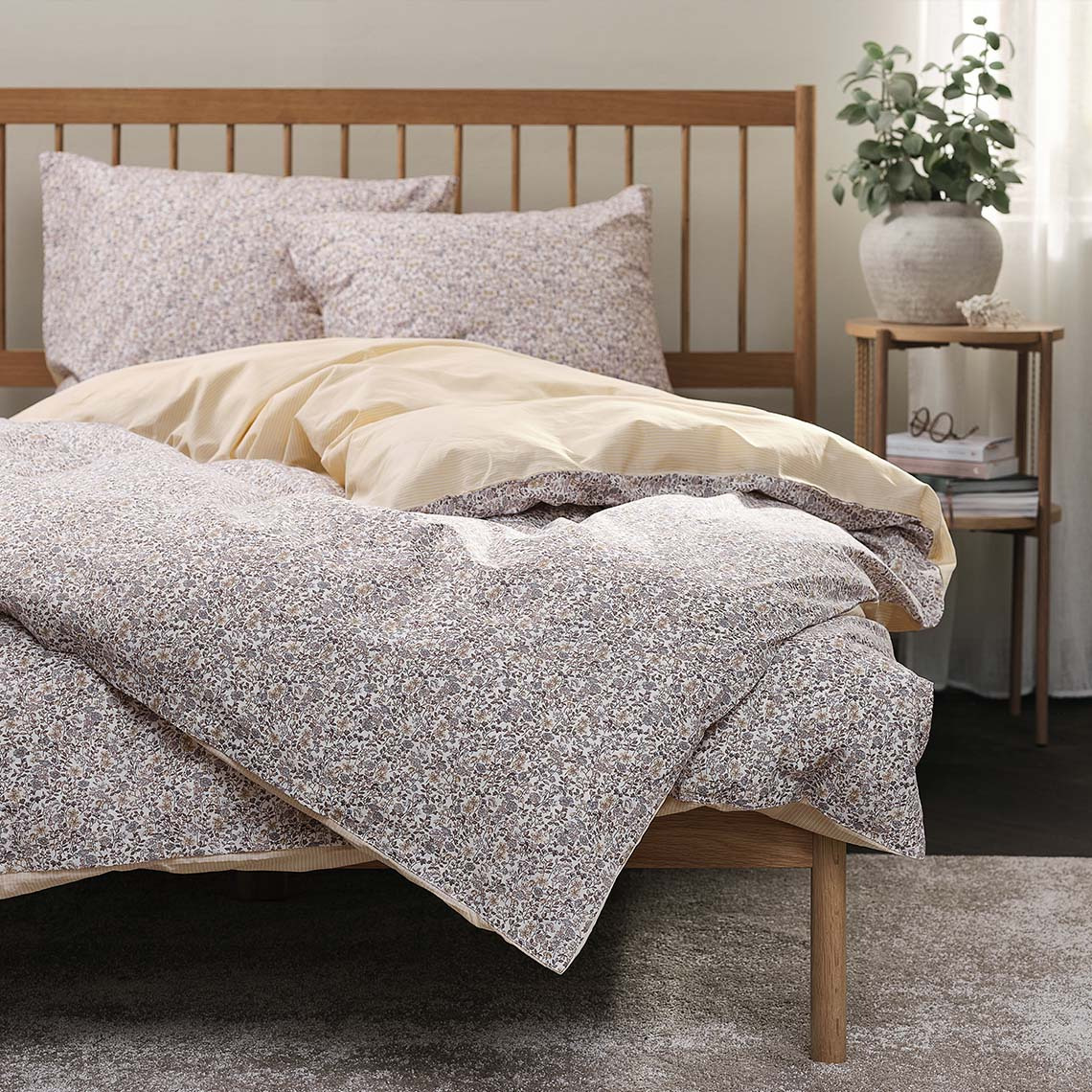 NIKOLINE dekbedovertrekset Dekbedovertrekset met bloemmotief in zachte paarse en gele kleuren